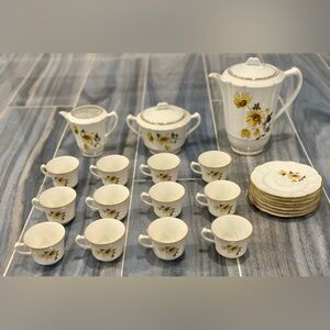 Vintage A. Lantemier & Co. Limoges France 22-Pieces China - Yellow Daisy Floral